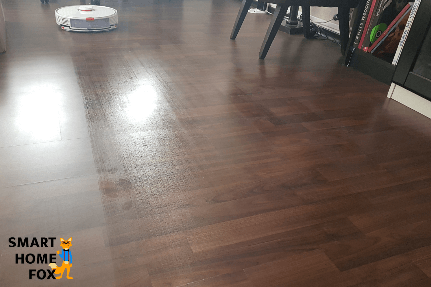 Roborock S7 моет твердый пол в кабинете.